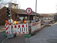 Der Verkehr an der Baustelle wird mit einer Ampel geregelt.