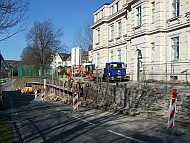 Die alte Mauer wird abgerissen.