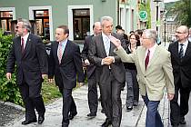 Auf dem Weg vom Waisenhaus zur Kirche ein Hinweis auf das Denkmal des Grnders der Stiftung.